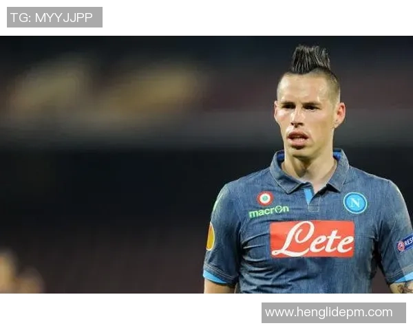 梳着背头发型的足球明星是谁他的球场表现如何引发关注